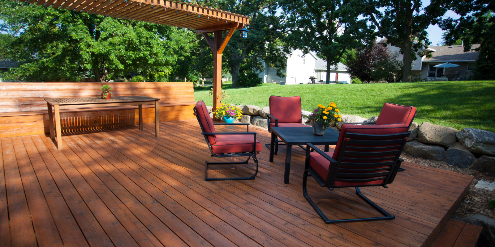 We transform your outdoor area into a welcoming and functional space. We design and rebuild decks with custom layouts, high-quality materials, and long-lasting craftsmanship. We create environments perfect for relaxing, hosting friends, and enjoying family moments.